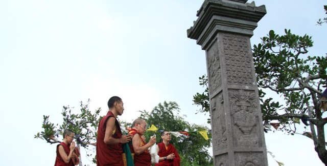 Yang Mulia Khenzur Rinpoche mengunjungi Tugu Je Rinpoche