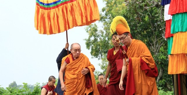 Iring-iringan menyambut kedatangan Yang Mulia Khenzur Rinpoche di Tanah Biara