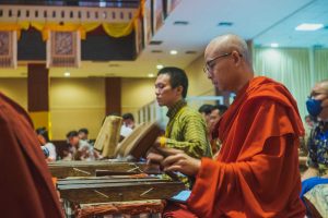 Biksu dan umat awam memainkan gamelan selonding