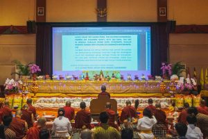 Biksu SVI dan para umat sedang melantunkan Puja Waisak dalam bahasa Kawi