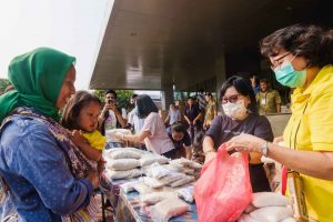 Pembagian 1.600 paket sembako dalam program “Kenduri Persembahan untuk Indonesia”