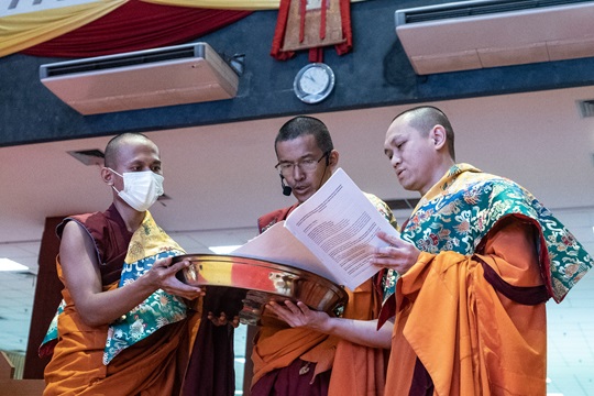 Persembahan mandala umur panjang untuk Y.M. Suhu Bhadra Ruci yang diwakilkan oleh Y.M. Tenzin Chograb, Y.M Tenzin Tringyal, dan Y.M. Yonten Gyatso.